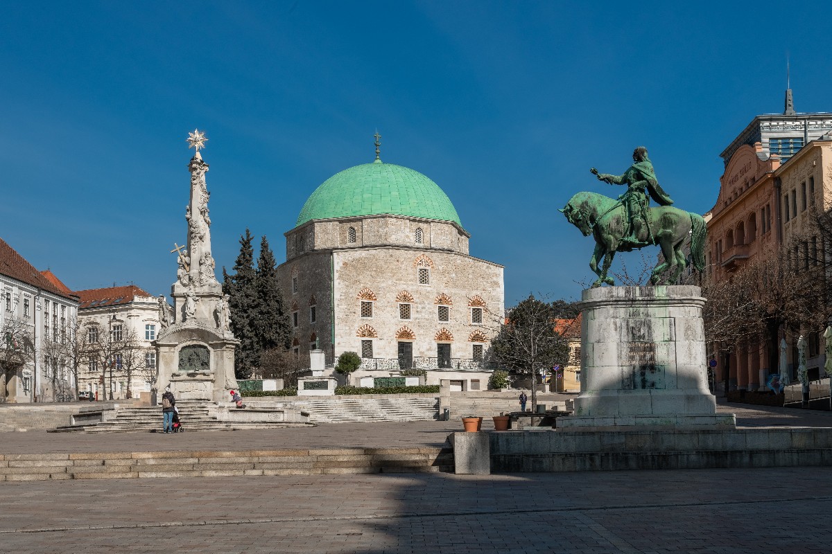 Gázi Kászim pasa dzsámija, hivatalosan Gyertyaszentelõ Boldogasszony-templom, a magyarországi török-iszlám építészet legmonumentálisabb alkotása