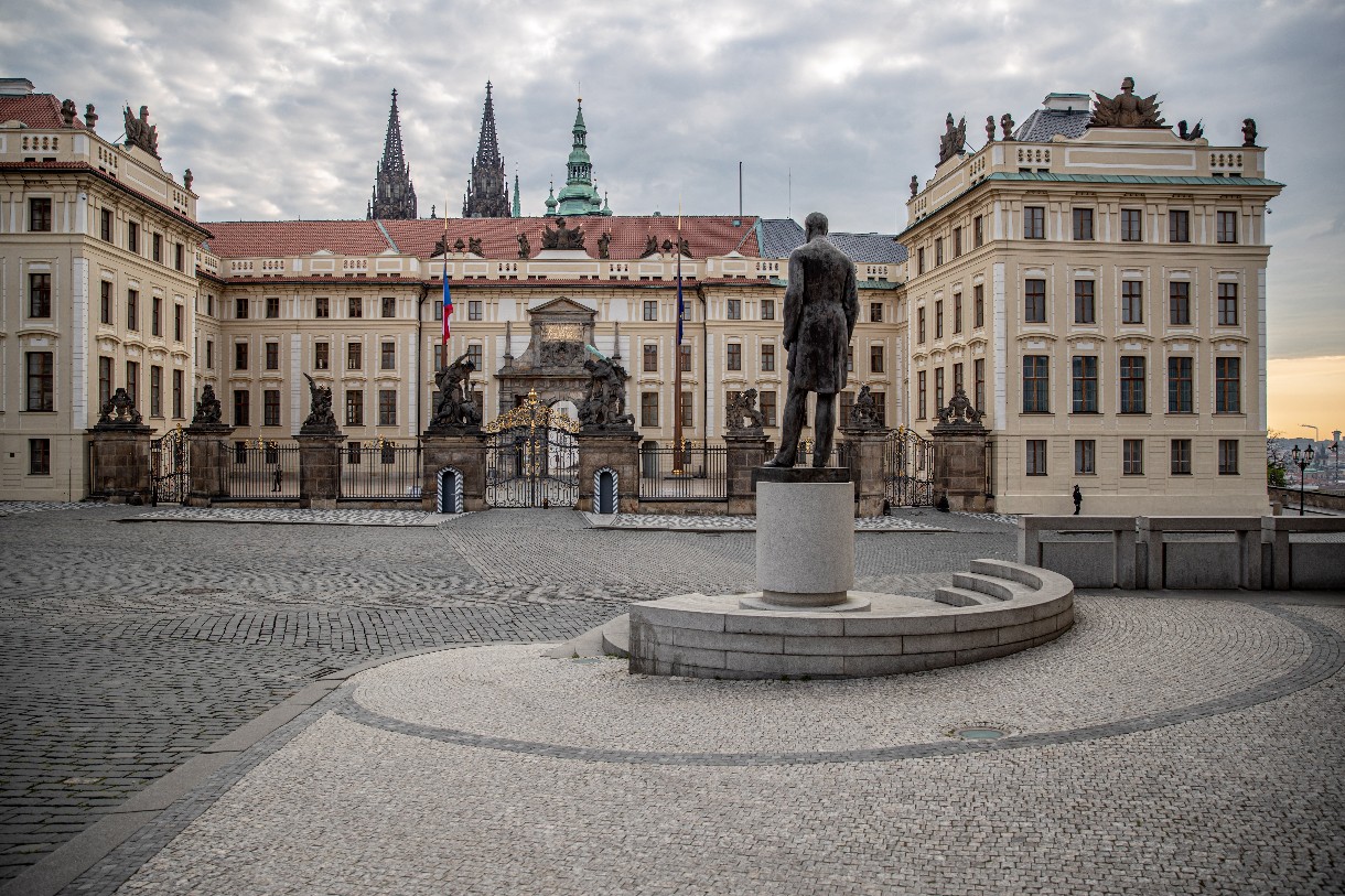 A Hradcanske tér a prágai vár előtt