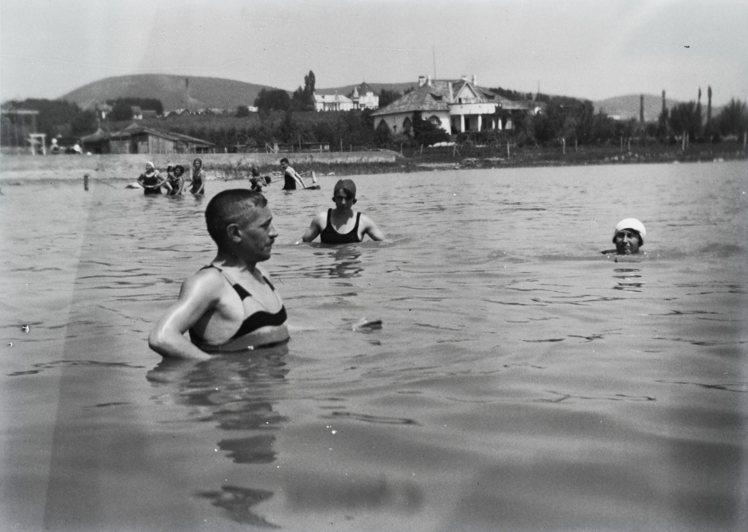 Balatonfüred, Esterházy strand. Háttérben a Peremartoni-Mädy villa, fölötte a Baradlai villa 1933-ban.