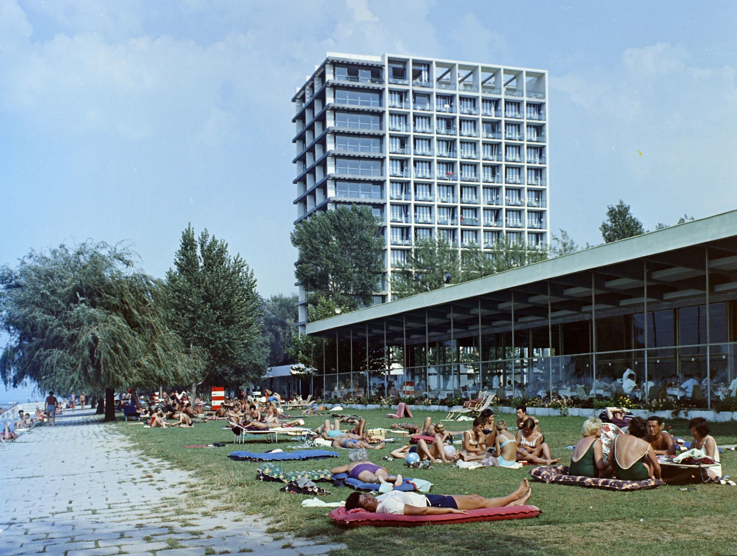 Balaton, Siófok strand a szállodasor előtt, háttérben a Hotel Európa. 1967-ben.