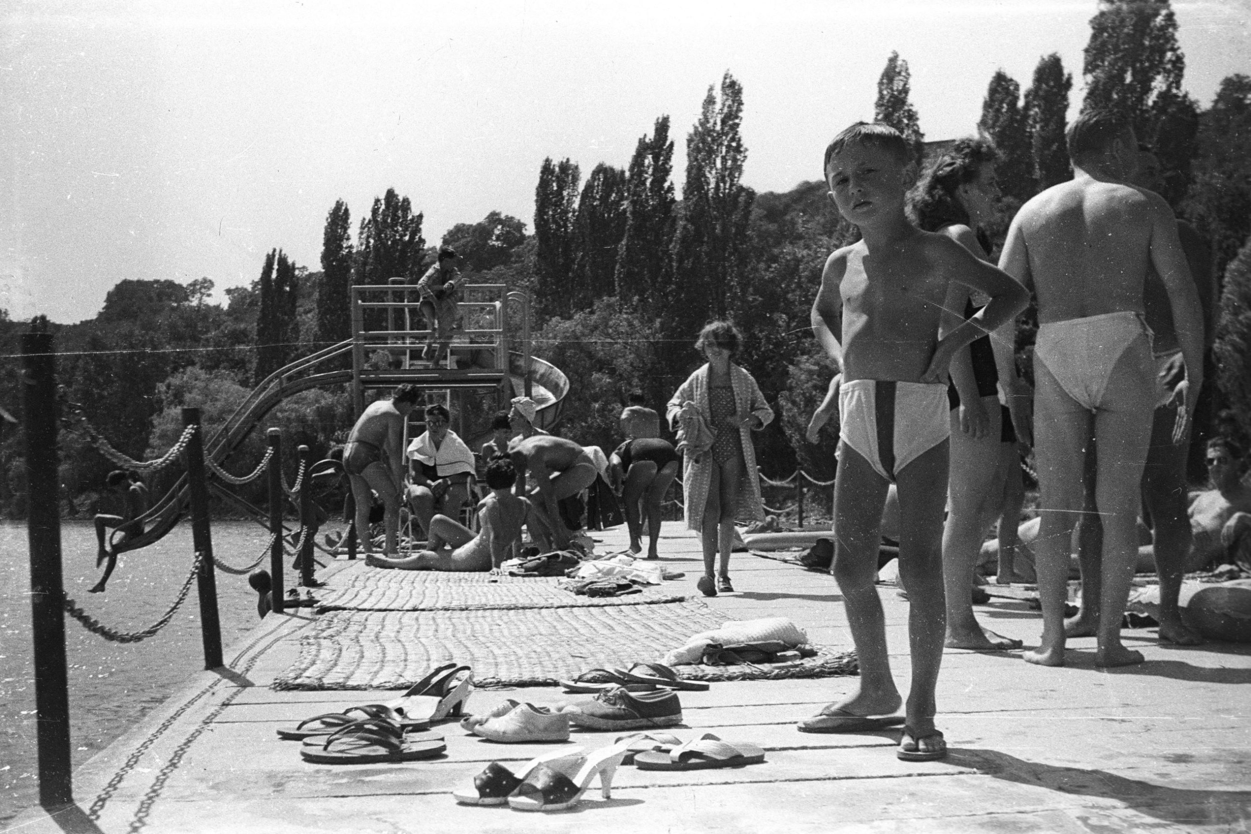 Tihany, az MSZMP üdülő (egykor József főherceg nyaralókastélya, ma szálloda) strandja 1960-ban.