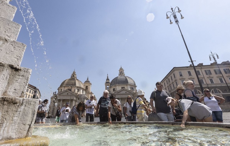 roma-hoseg-2022-08-22 - Startlap Utazás Turisták hűsítik magukat egy római szökőkút vizével 2022.08.08-án.
