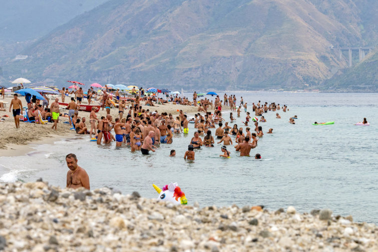 Emberek strandolnak Szicília szigetén, Olaszországban