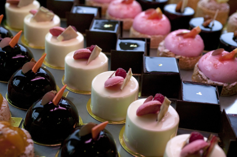 Édességek sorakoznak az egyik cukrászdában