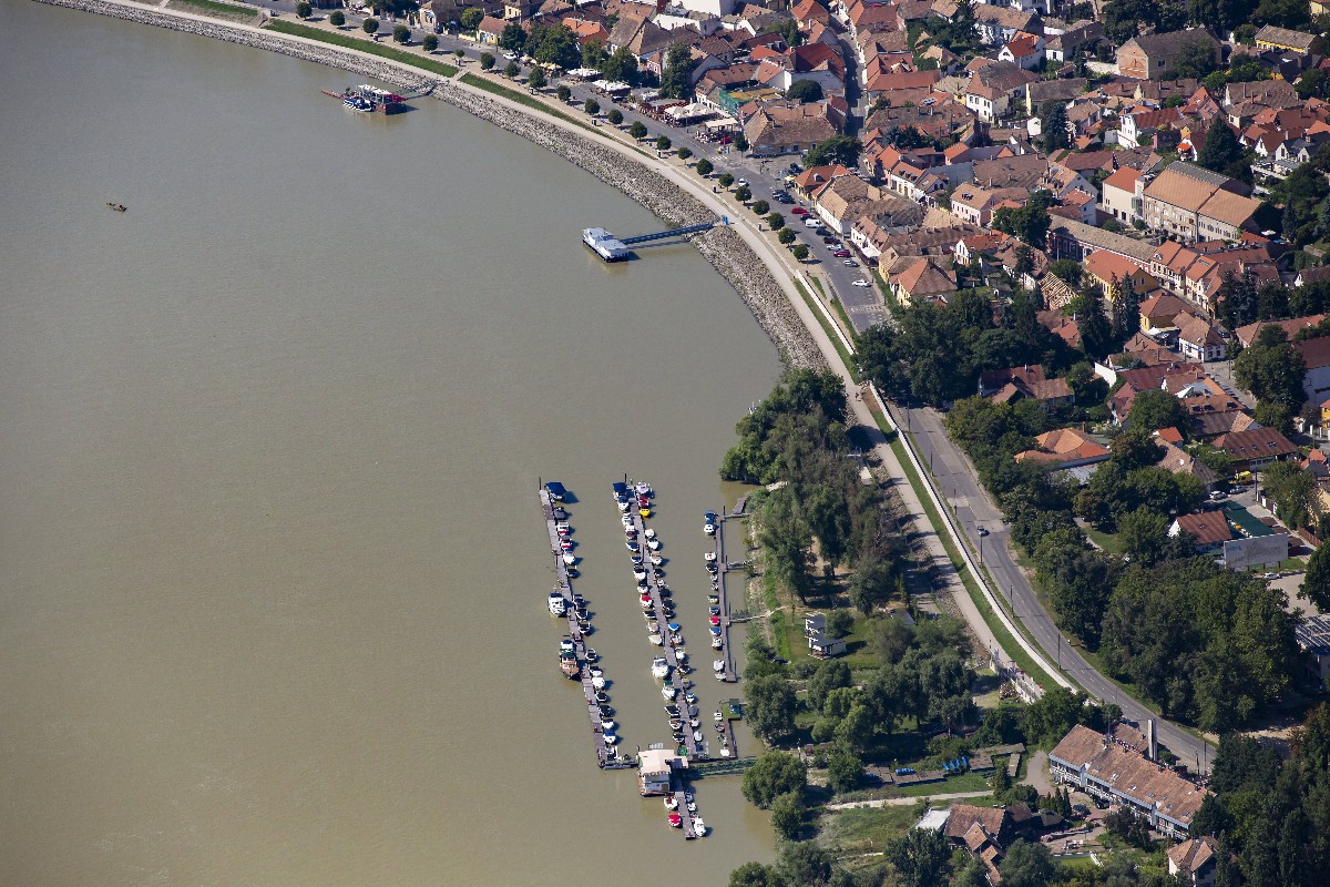 A légifotón a Wiking Yacht Club kikötője a Szentendrei-Dunaágon Szentendrénél 2021. július 30-án.