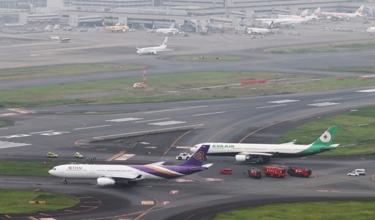 Összekoccant két gép a tokiói reptéren.