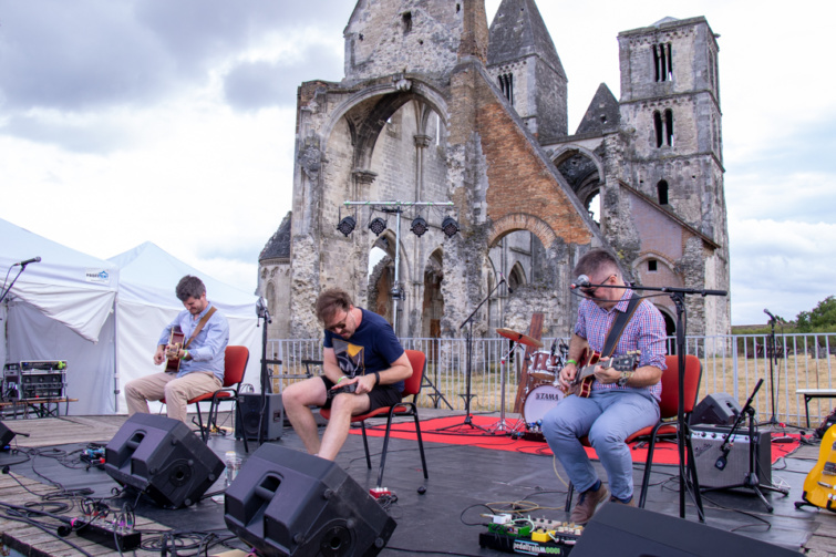 Blues zenekar a Zsánbéki Blues Pikniknek, háttérben a Romtemplommal