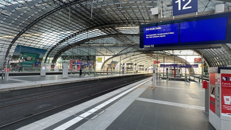 Üres a berlini vasútállomás egy sztrájk miatt.