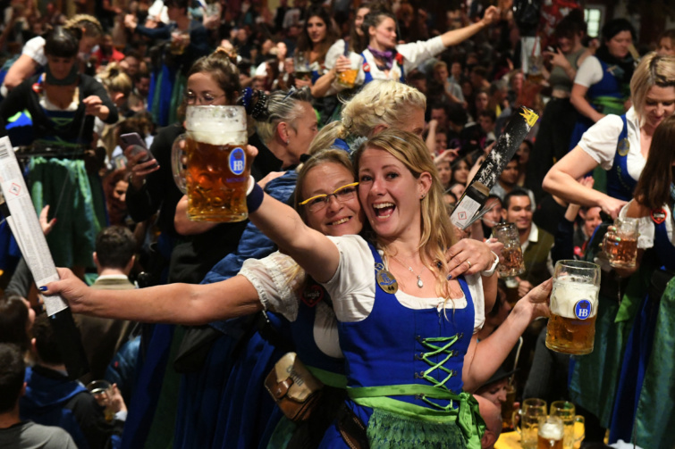 Drindl ruhába öltözött lányok a müncheni Oktoberfesten