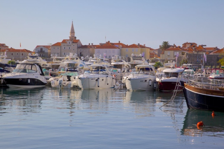 Hajók Budva egyik kikötőjében.