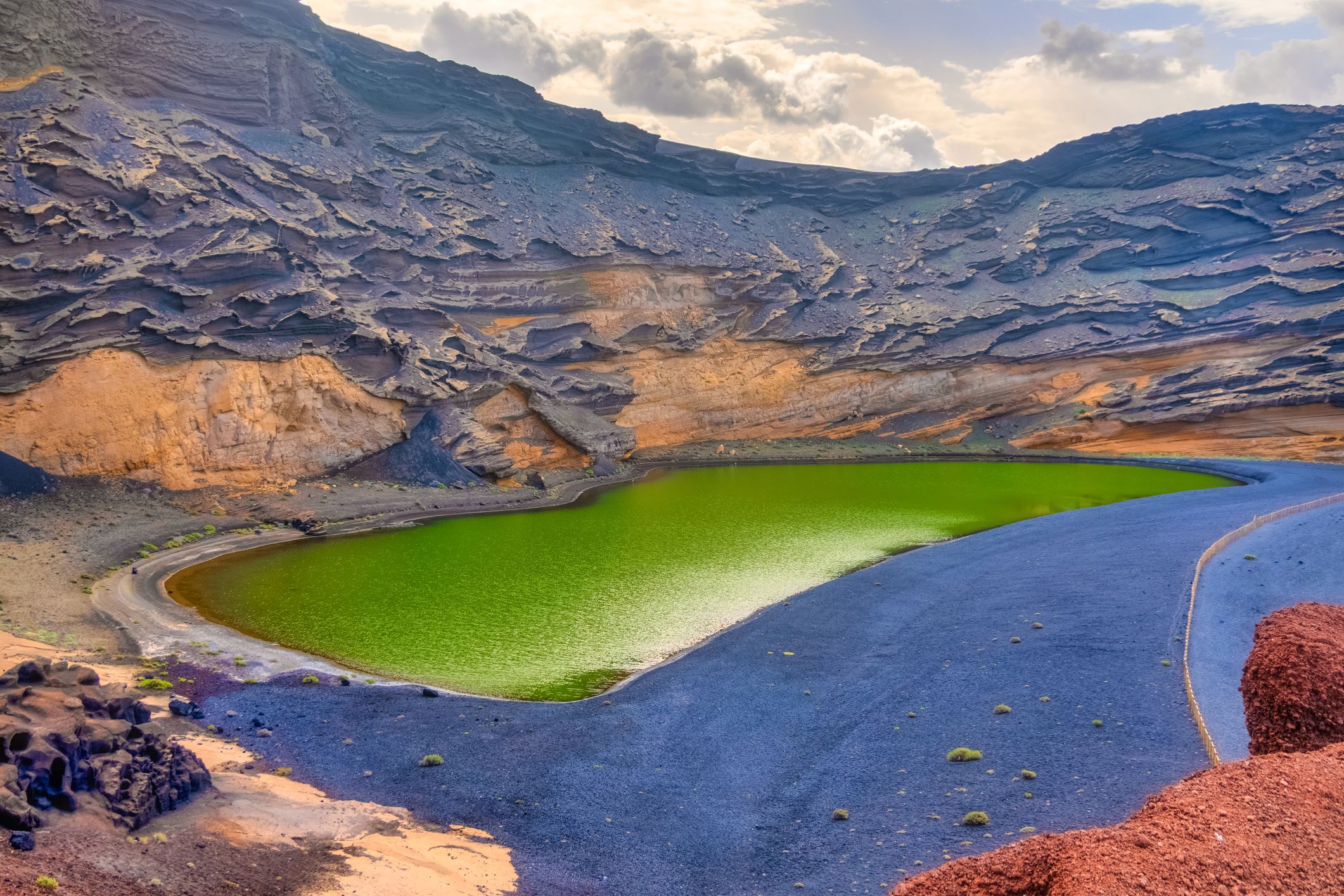 A smaragzöld tó, a Charco de los Clicos a Kanári-szigetek egyik leglátványosabb természeti képződménye