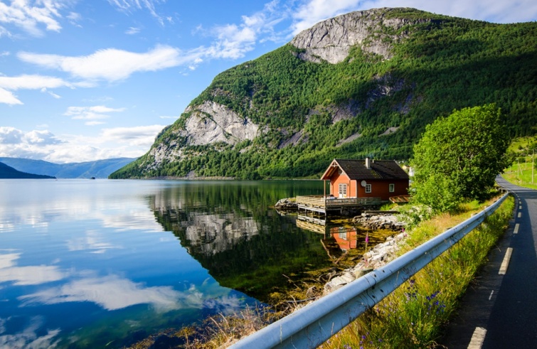 Ház a fjord partján Norvégiában