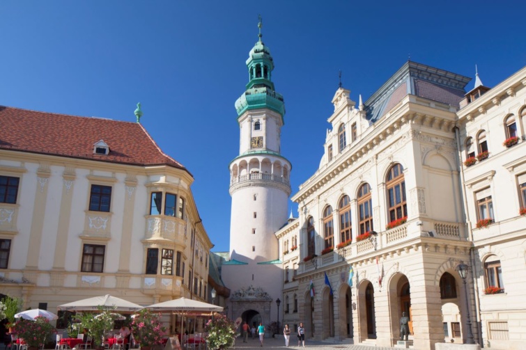 A soproni Tűztorony a városi Fő téren.