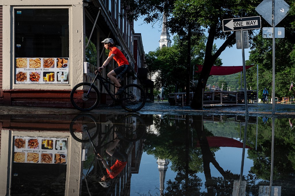 Biciklis az áradásokkal sújtott Montpelier utcáin