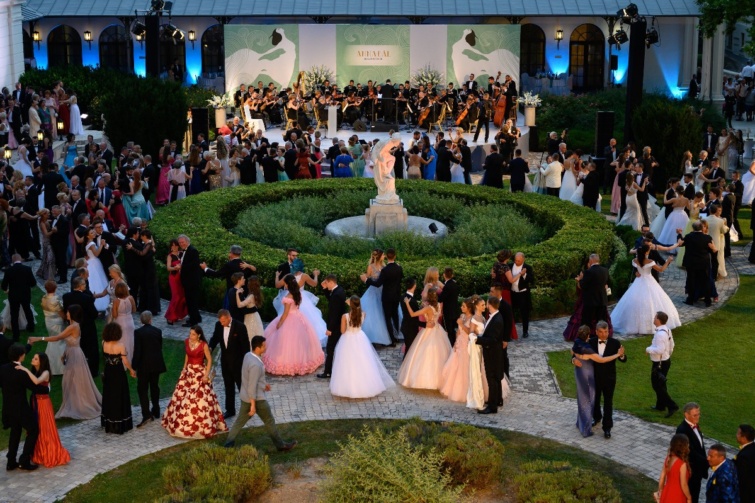 A 194. Anna-bál vendégei táncolnak a balatonfüredi Anna Grand Hotel parkjában 2019. július 27-én.