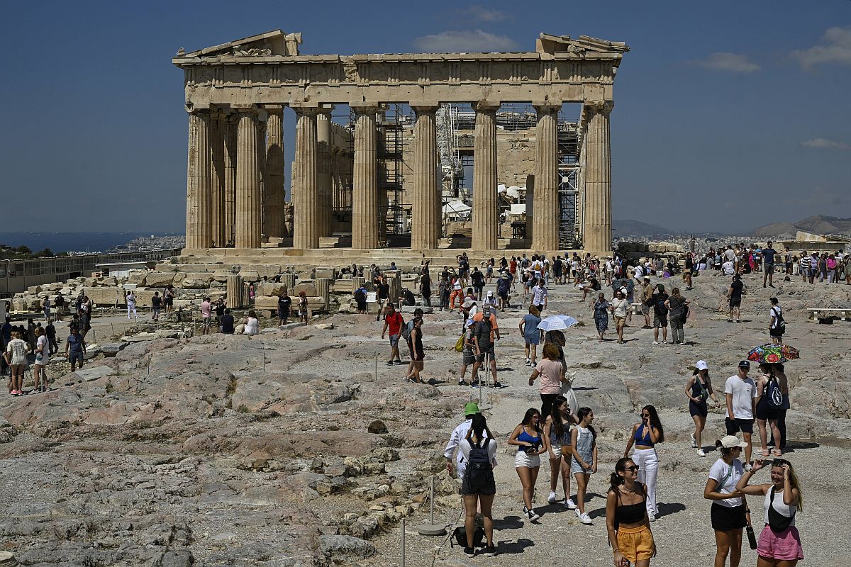 Turisták az athéni Akropolisznál.