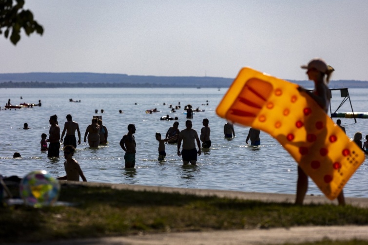 Fürdőzők a Balatonban Fonyódnál, a bélatelepi strandon 2022. július 21-én.