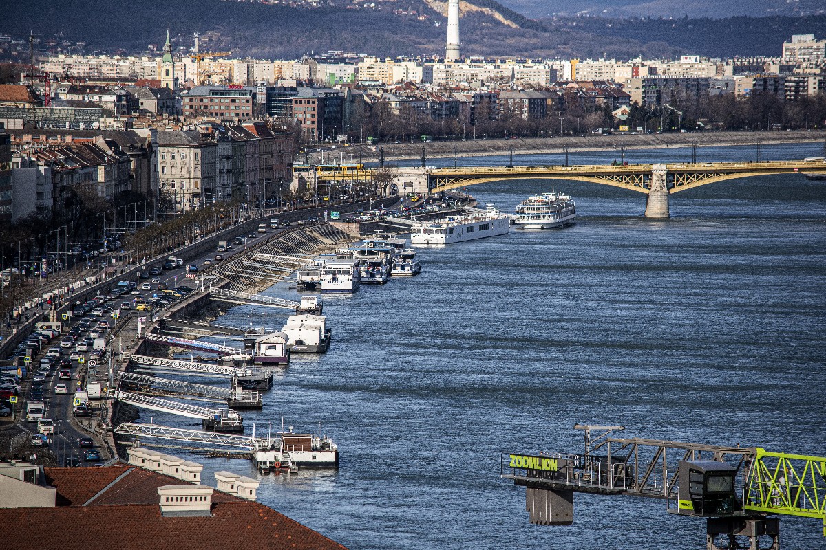 Kilátás a fővárosra a Budai Vár teraszáról, a Duna folyó budai oldalán lévő hajóálomásokkal a Lánchíd és a Margit híd között.