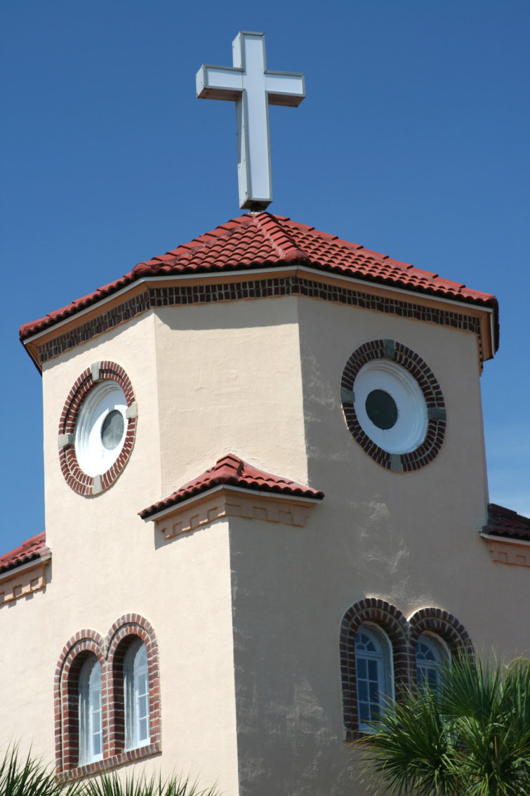 A templom tetőelemei és ablakai pontosan egy csirkét formáznak 