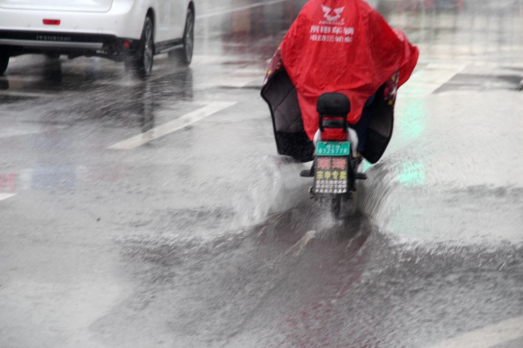Pillanatok alatt heves esőzések tucatjai csaptak le Kínára