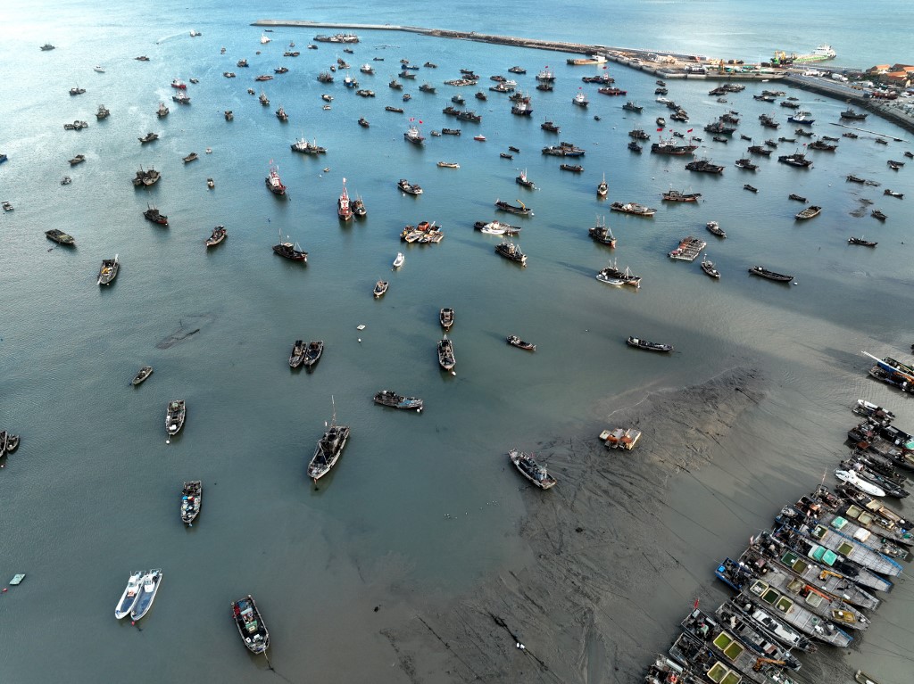 Lianyungang városának kikötőjében a hajókat is kötelezték, hogy kössenek ki a partra