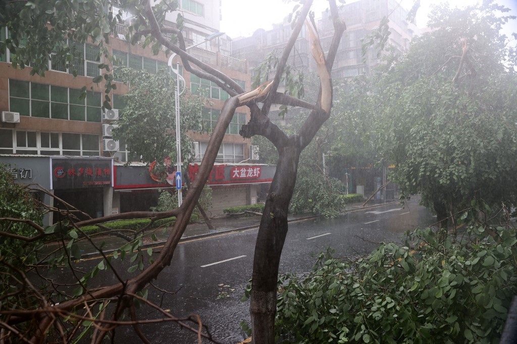 A dél-kelet Kínába megérkezett tájfun az elektromos vezetékeket is tönkre tette