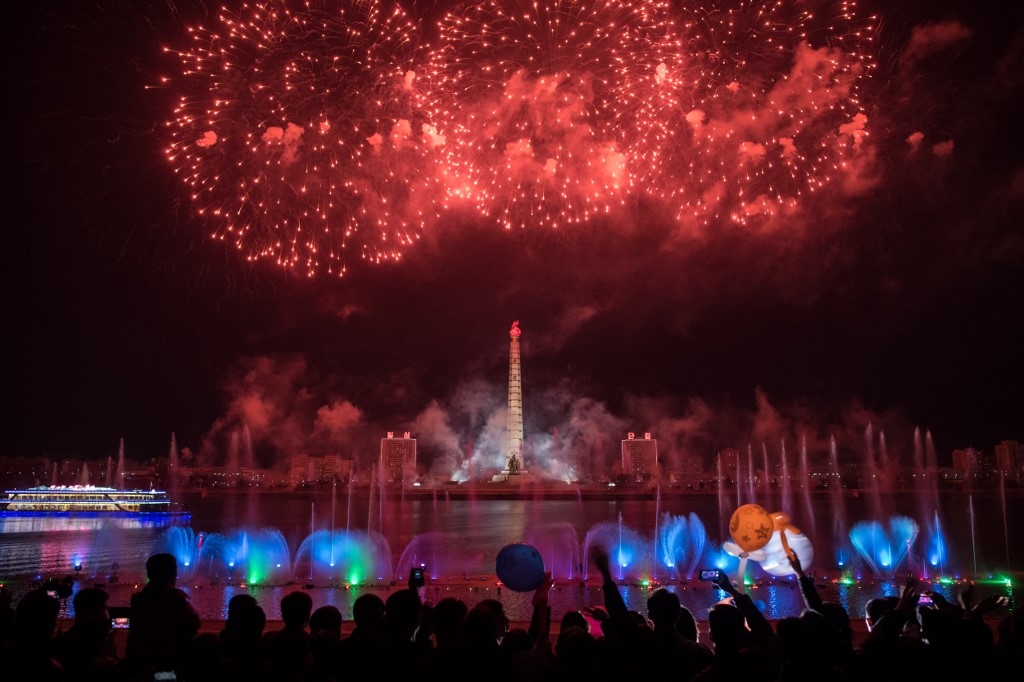 Tűzijáték Phenjanban, a nemzeti ünnepen