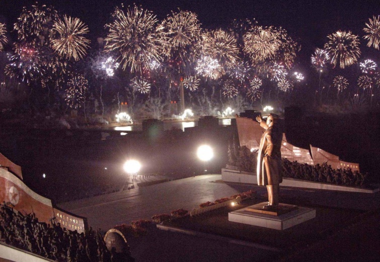 Tűzijáték Kim Ir Szen szobránál a születésnapján