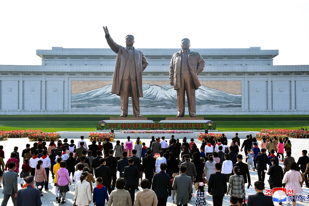 A "Nagy Vezér" és a fia szobra Phenjan főterén, ahol megemlékezéseket tartanak a nemzeti ünnepen