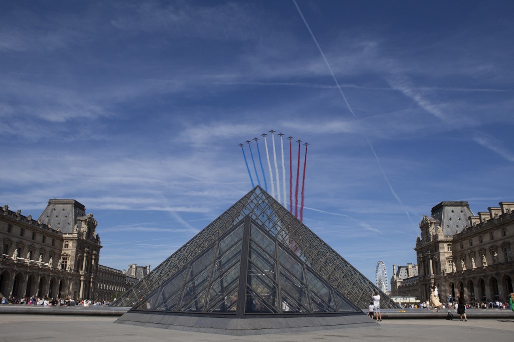 Repülőgépek a Louvre fölött a Bastille-napon