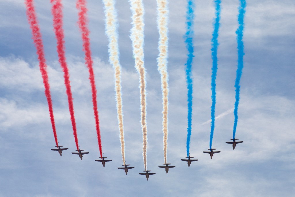 Francia nemzeti színeket húznak maguk után a repülők a Bastille-napon