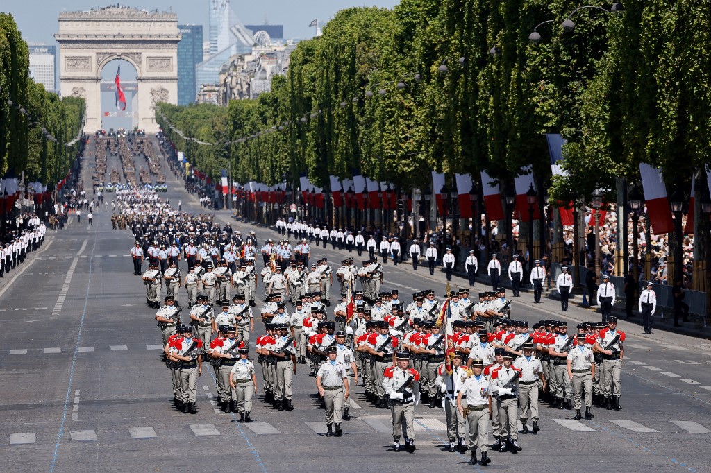 A hatalmas katonai menet a Bastille-napon a Champs-Élysées-en