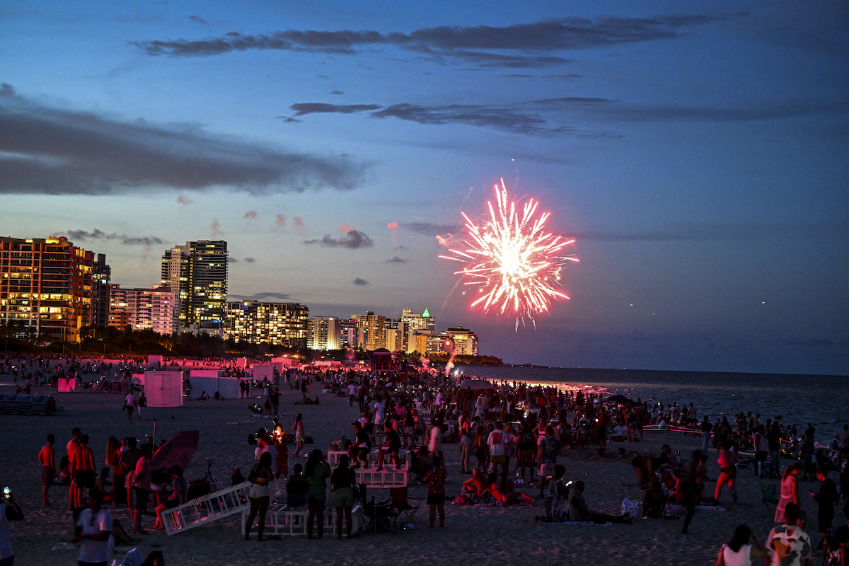 Több ezren ünnepeltek Miami partjainál is