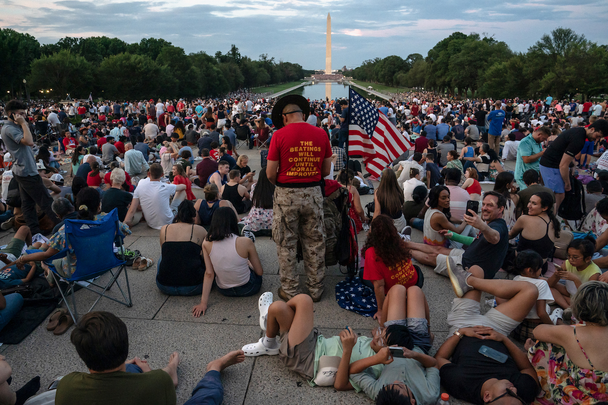 A washingtoni füves National Mall területén több ezren várják az éjszakai tűzijátékot