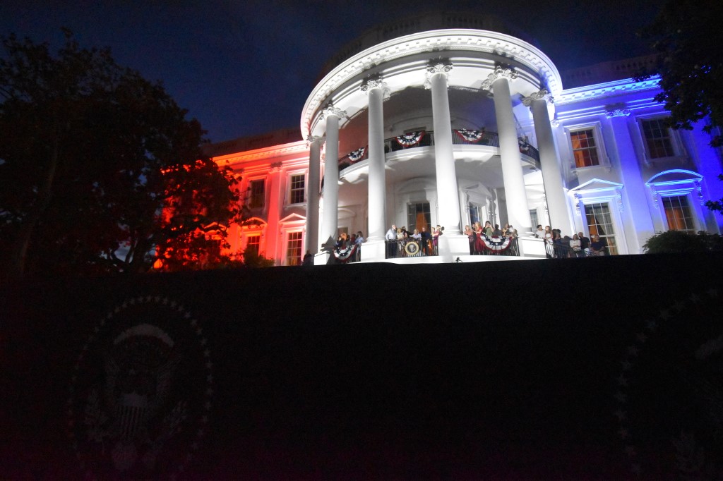 A Fehér Ház az amerikai zászló színeibe borul a függetlenség napján