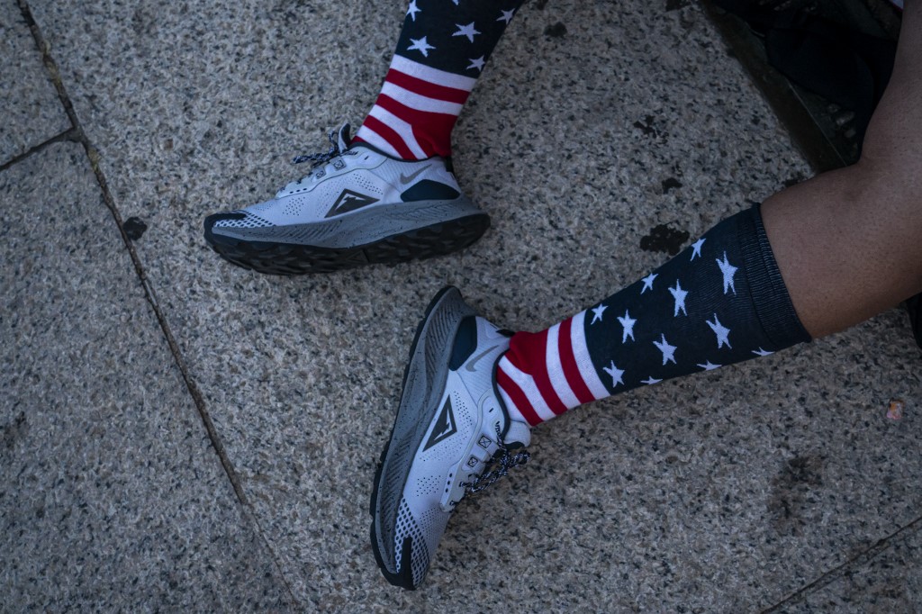 Ünneplő férfi az amerikai zászló színeit viseli a zokniján