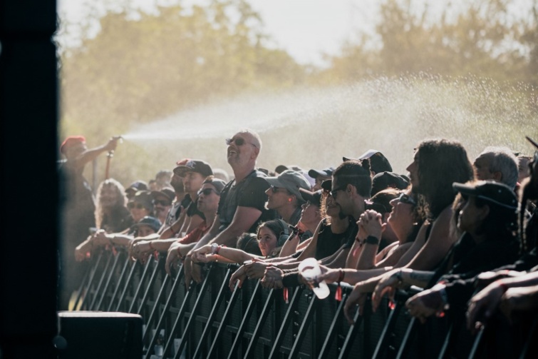 Fesztiválozókat hűtenek a hőség idején