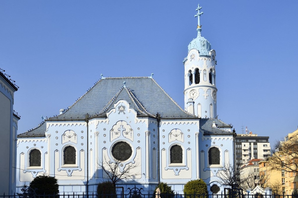 A kék színű Szent Erzsébet templom Pozsonyban