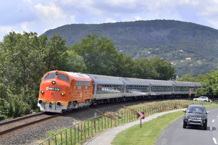 A MÁV Nosztalgia M61.019 pályaszámú, narancs festésű NOHAB dízelmozdonya továbbítja a Tekergő gyorsvonatot Badacsonytomajnál 2019. augusztus 3-án. A MÁV-START és a MÁV Nosztalgia ismét retró hétvégével várta a vasútbarátokat, NOHAB és Szergej mozdonyokkal közlekedtek vonatok Székesfehérvár és Tapolca között.