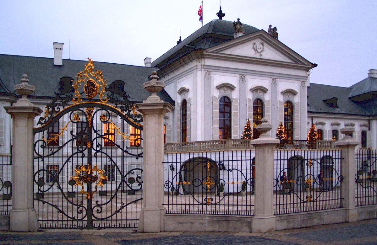 Az egykori Grassalkovich-palota késő barokk-rokokó műemlék épülete a Hodzsa téren.