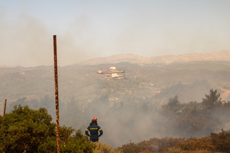 Tűzoltók próbálják megfékezni a lángokat Rodosz szigetén