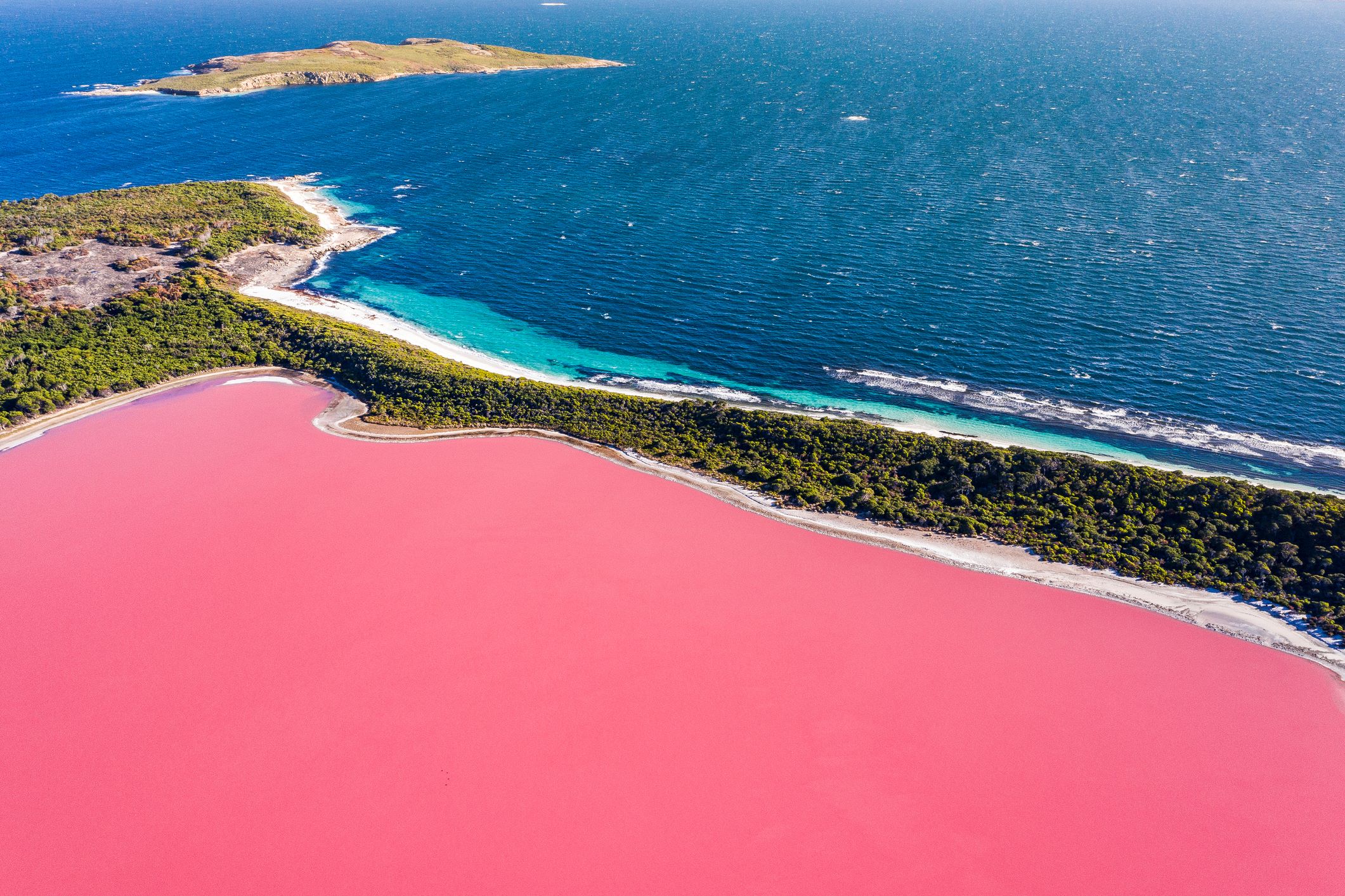 A tóban élő vörös színű organizmusok miatt rózsaszín a tó vize