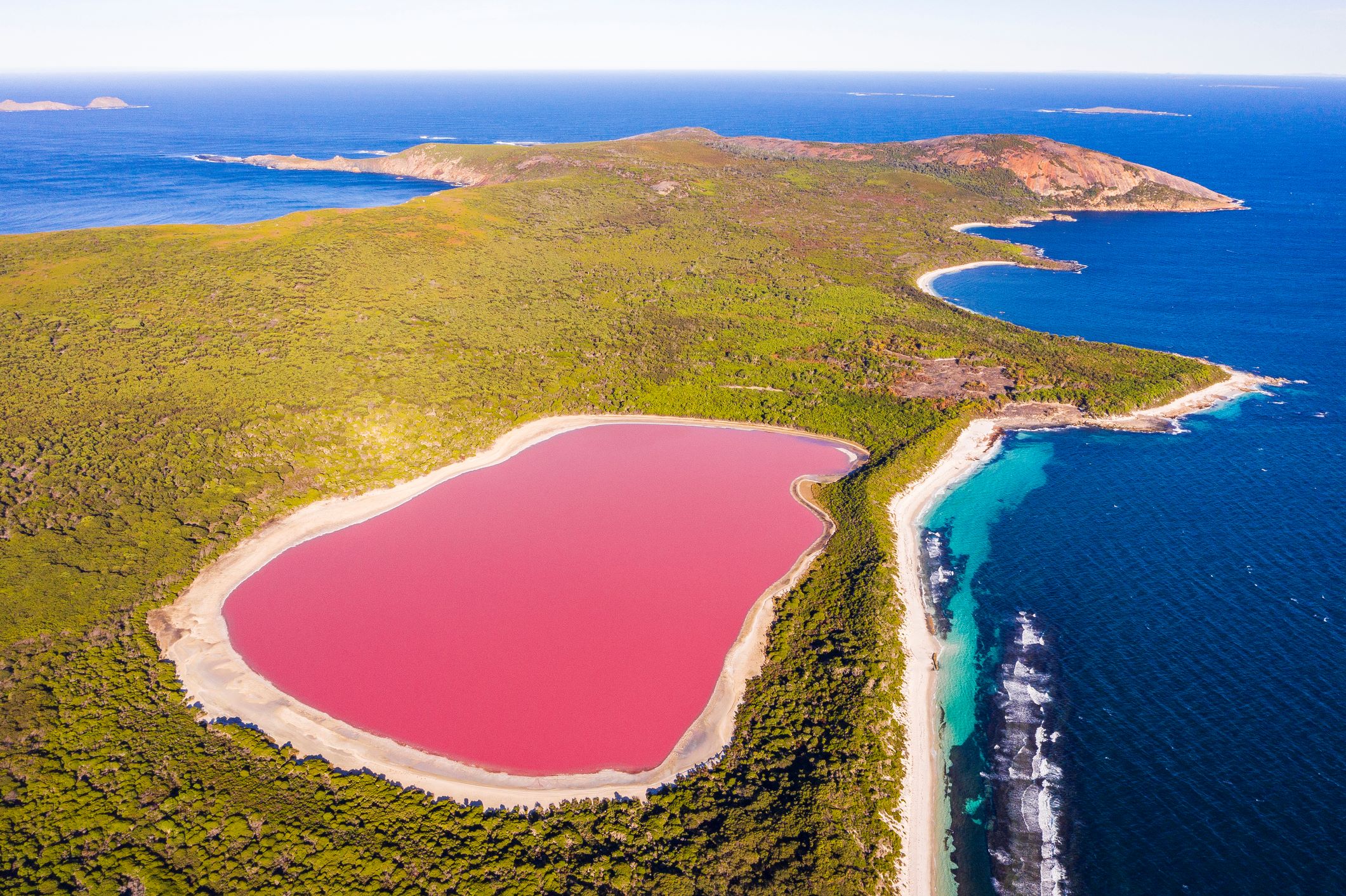 A rózsaszín tó közvetlenül az óceán mellett fekszik és rendkívül sós a vize
