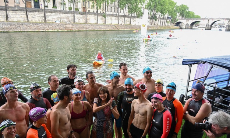 Párizs polgármestere. Anne Hidalgo úszók körében a Szajna partján.
