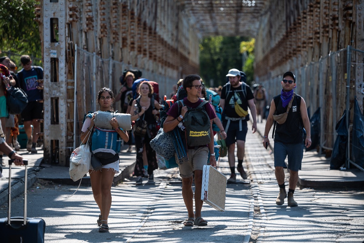 Fiatalok távoznak az óbudai Hajógyári-szigetről a K-hídon 2022. augusztus 16-án, miután véget ért a 28. Sziget fesztivál.