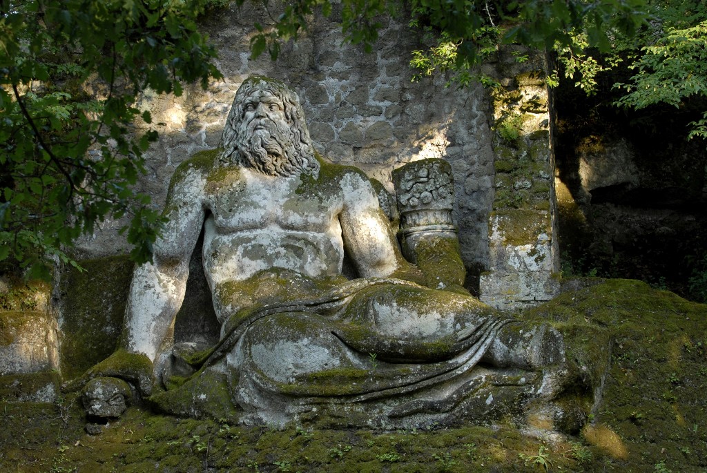 Görög isten szobra a parkban