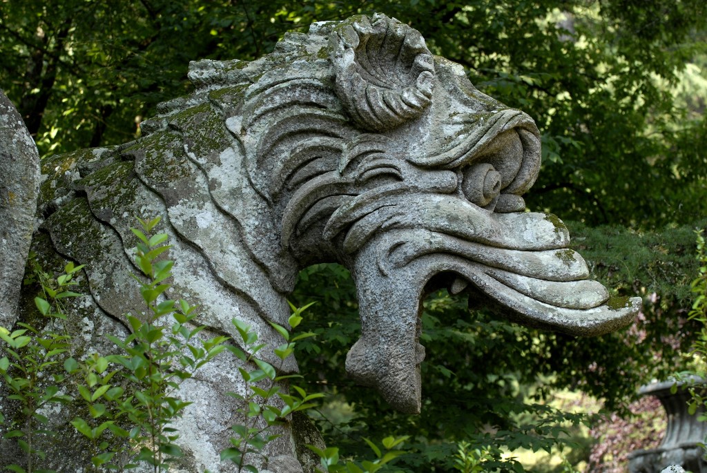 Több, kisebb-nagyobb sárkányt ábrázoló szobor is található a parkban