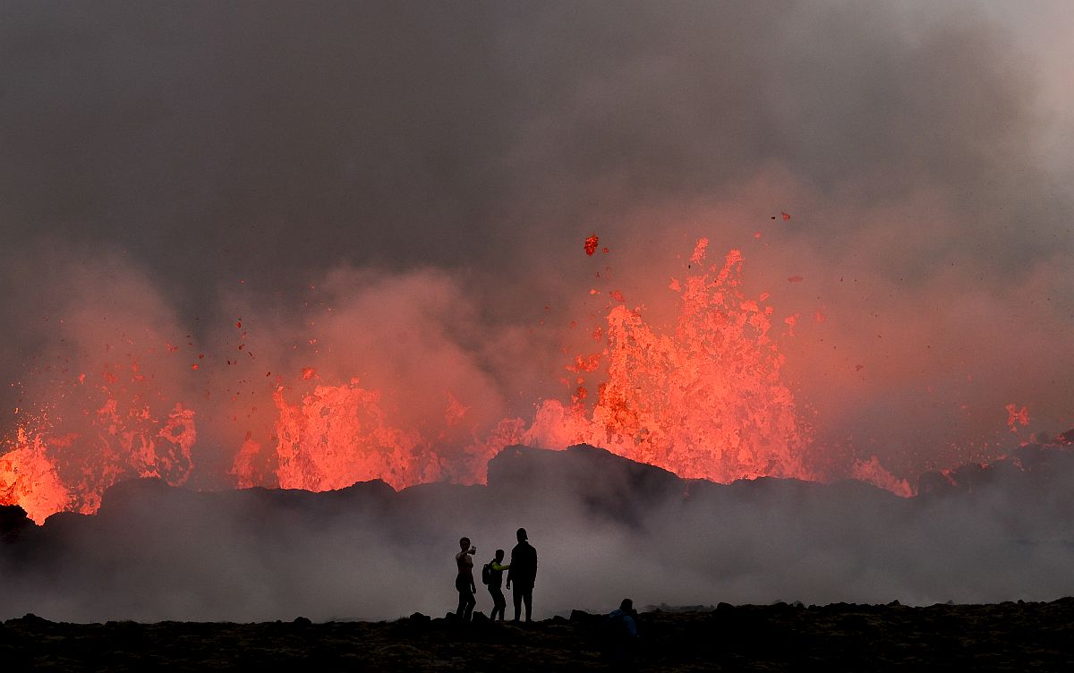 Emberek nézik a 07-10-ei vulkánkitörést Izlandon.