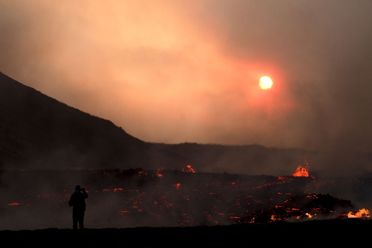 Egy ember nézi a vulkánkitörést Izlandon 2023.07.10-én.