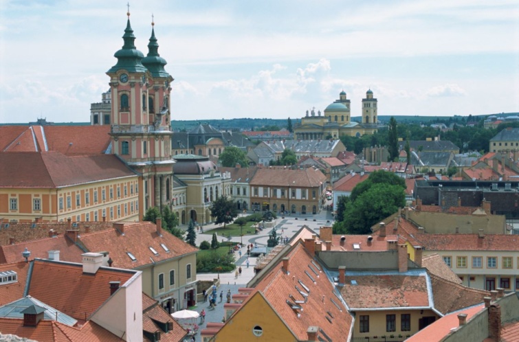 Kilátás az egri várból a helyi Dobó István térre.